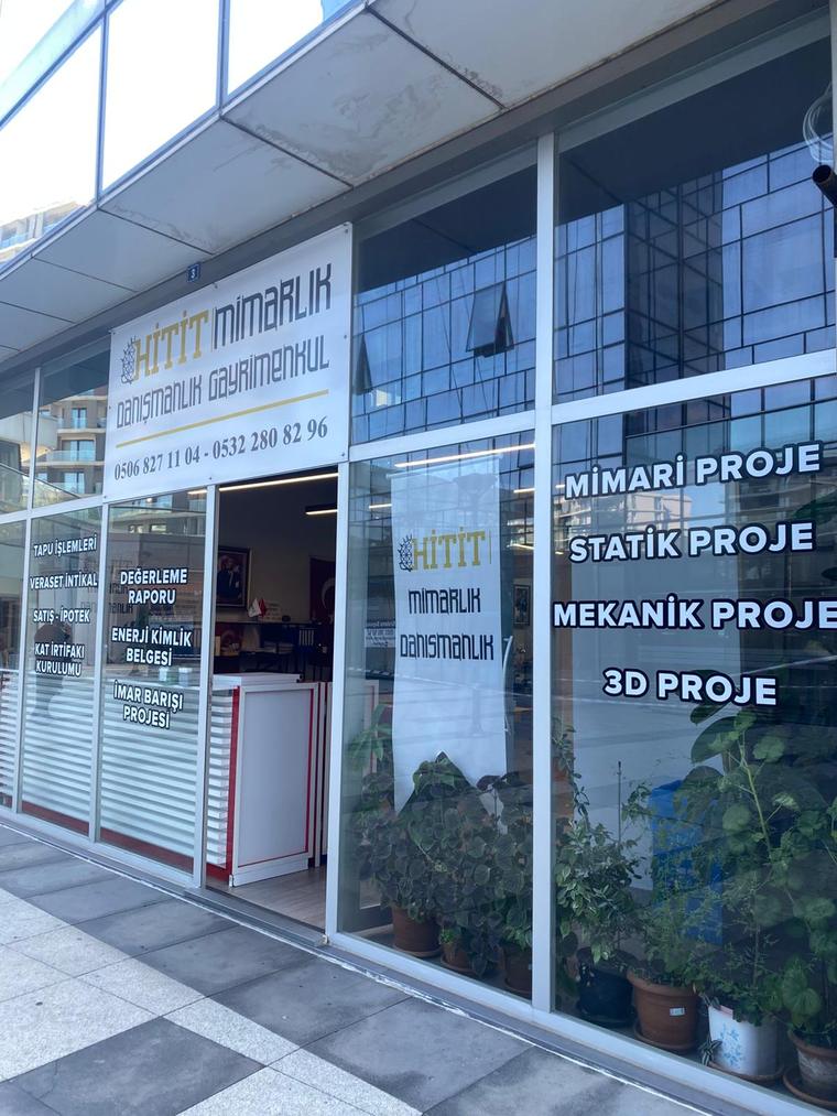 Hitit Mimarlık ofis dış cephesi ve vitrindeki hizmet listesi, Ümraniye